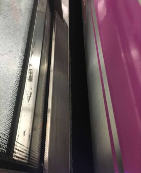 列车开门时请勿触碰车门谨防被夹,被夹在安全门和车门之间