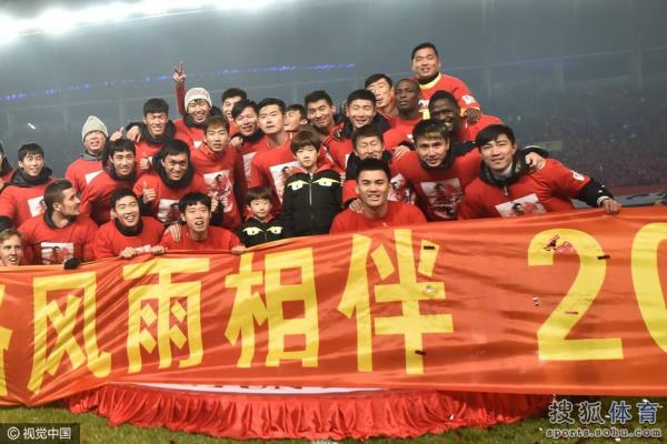辽足欢庆保级肇俊哲光荣退役被队友抛起