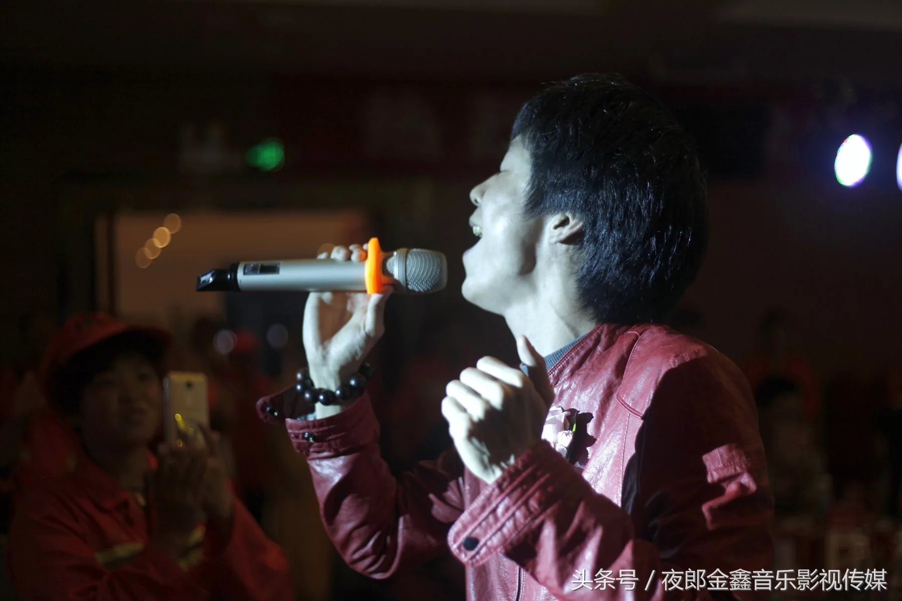 夜郎金鑫赞“城市黄玫瑰”义演环卫工人节