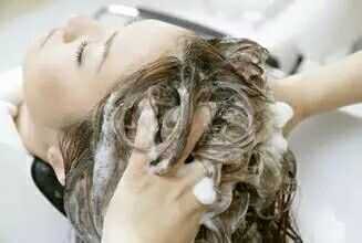 用醋洗头能软化头发吗,用醋洗头对头发有危害吗