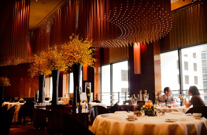 他是中国最“矛盾”的城市，他是香港。