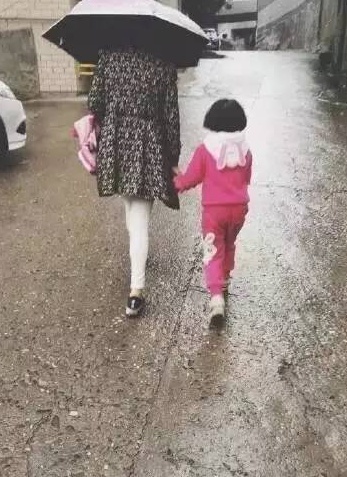 奶奶给孙子打伞抖音视频,奶奶给孙子打伞的视频