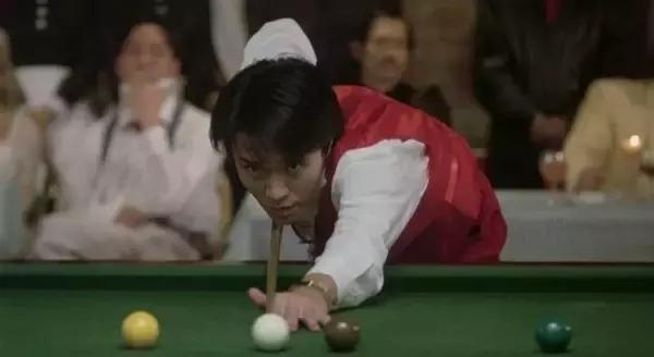 周星驰跳起来打台球片段,周星驰打桌球片段