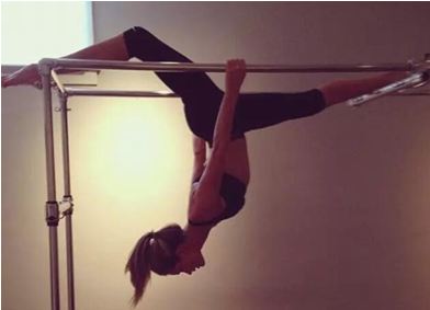 她们相差23岁,他们相差16岁