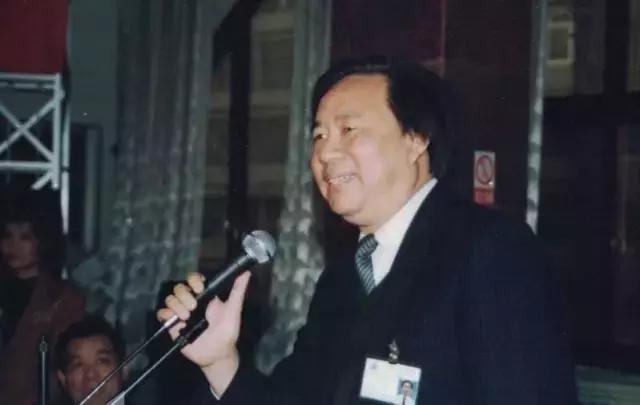 他用罐头换4架飞机，三次入狱，毁誉参半，冯仑说愿为他养老送终