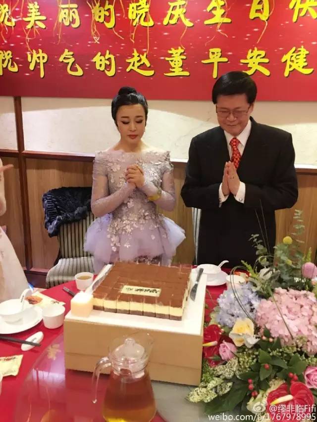 刘晓庆与友人庆生，61岁颜值不老，曾和姜文组CP