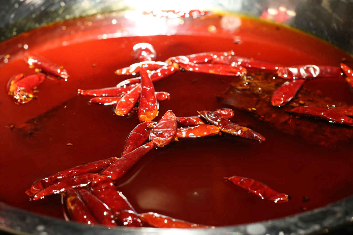 重庆和成都火锅流派有什么不同,四川和重庆的火锅最为出名怎么说