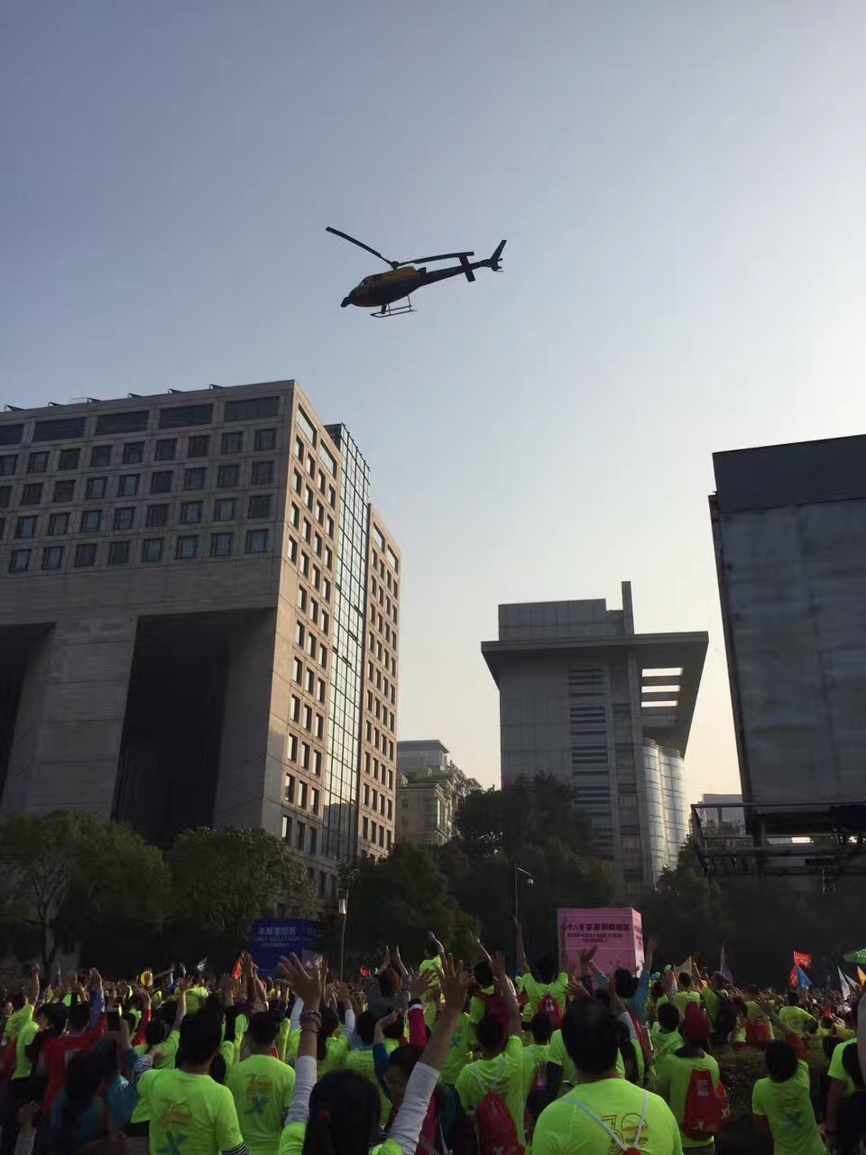 小微拼尽洪荒之力,全程记录杭马!杭州人30年前这样开跑