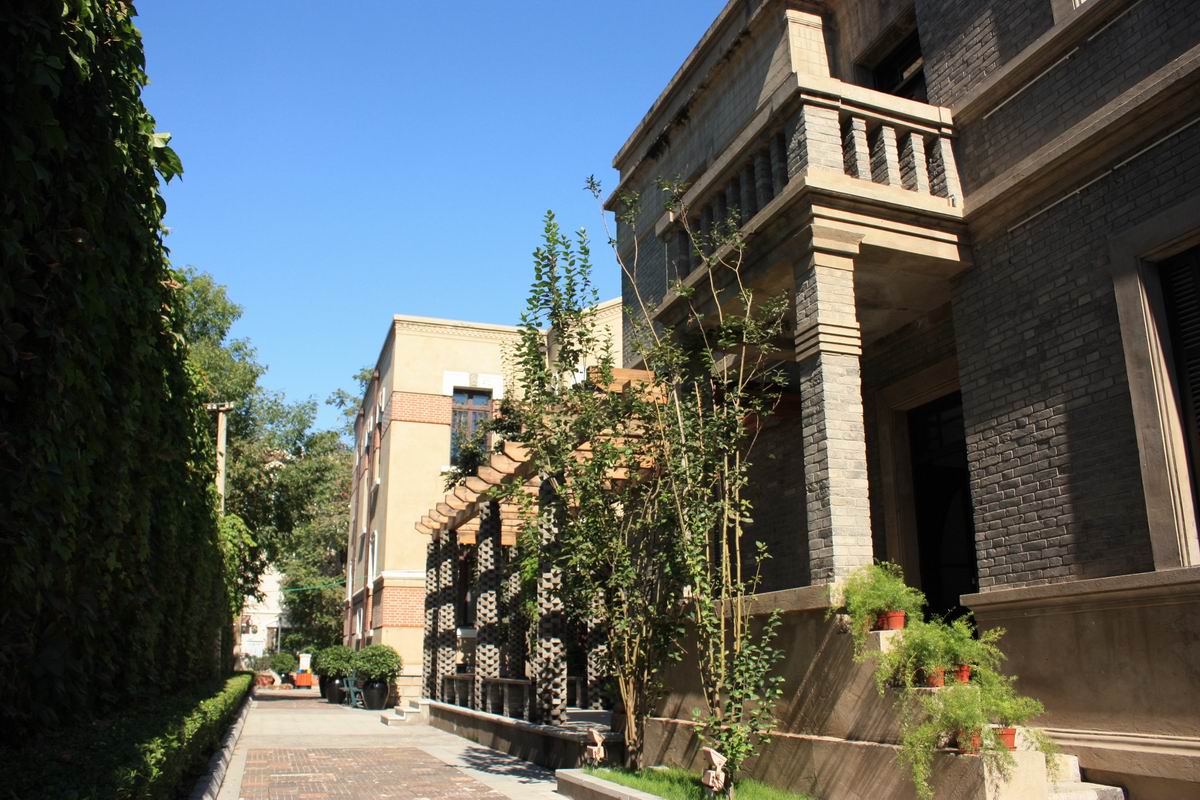 曹禺是湖北潜江哪里人,曹禺是现代著名小说家吗