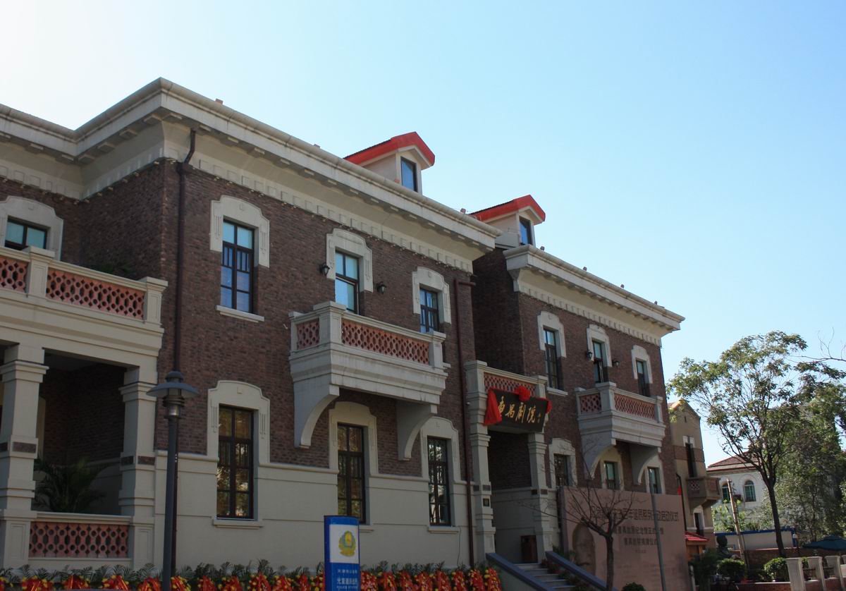 曹禺是湖北潜江哪里人,曹禺是现代著名小说家吗