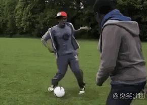 摩托撞飞后站起来,摩托撞到汽车逃跑了