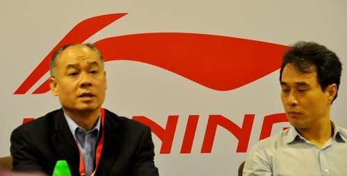 易建联脱鞋事件怎么回事,易建联为什么脱鞋