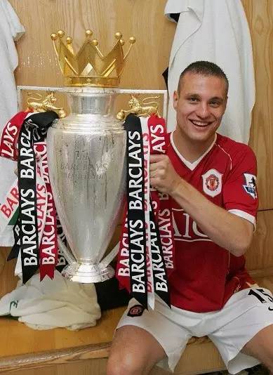 那个教我们做男人的硬汉，退役了