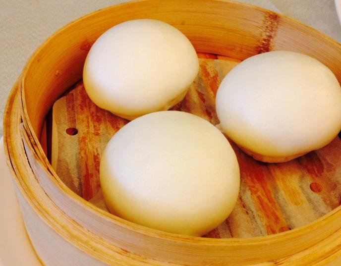 OMG！“鸡爪女”又在地铁12号线上吃起了麻辣烫！