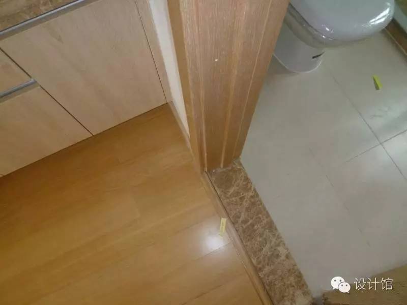 一边铺瓷砖一边铺地膜,一边贴砖一边填缝吗