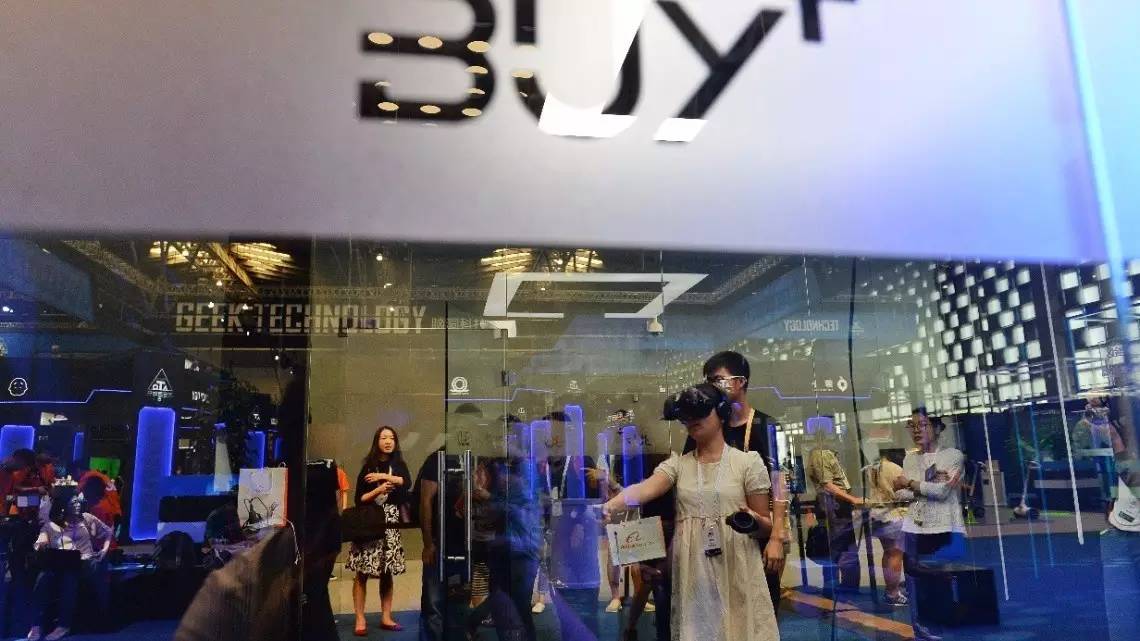 观点|天猫的VR购物、AR抓猫到底给时装品牌带来了哪些效益?