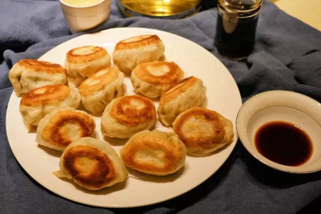 这家餐厅的环境和菜品味道都很棒,这家餐厅菜不好吃却天天爆满