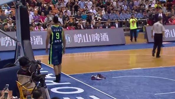 易建联脱鞋事件后李宁的影响,易建联脱鞋事件对李宁影响