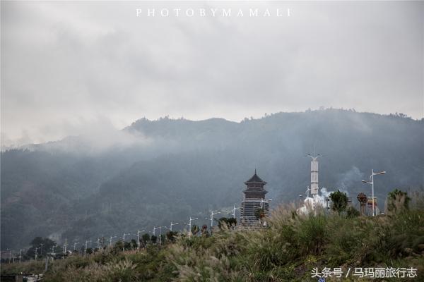 上山割茅草编茅草筐,农村割草竹筐手工编织教程