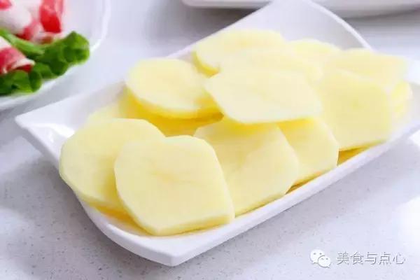 一不小心汤整咸了咋办？兑水可是最烂的方法，这些妙招来帮你