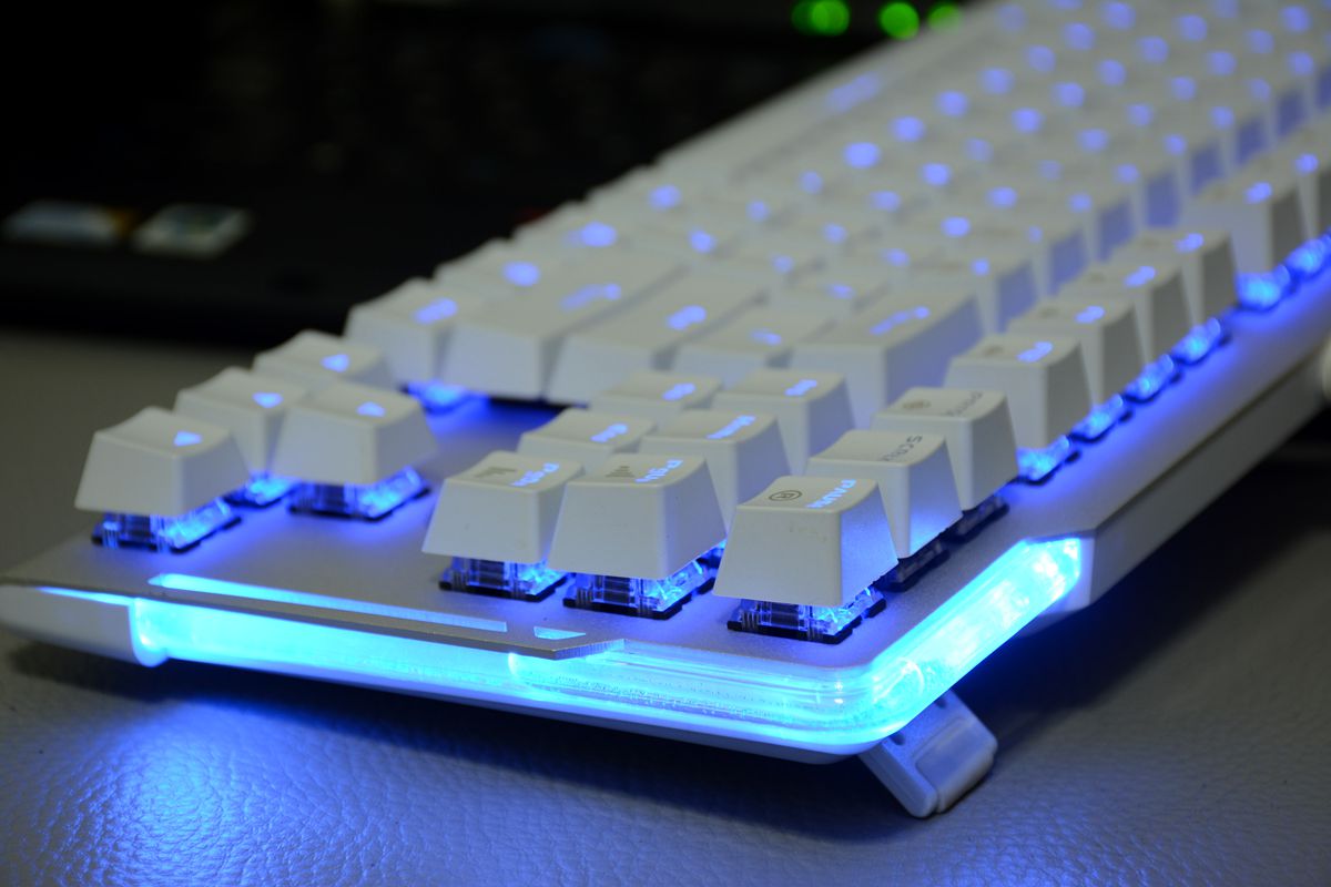 难得有个薄的机械键盘，颜值担当的达尔优EK815开箱