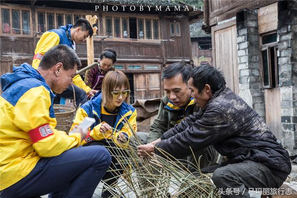 上山割茅草编茅草筐,农村割草竹筐手工编织教程