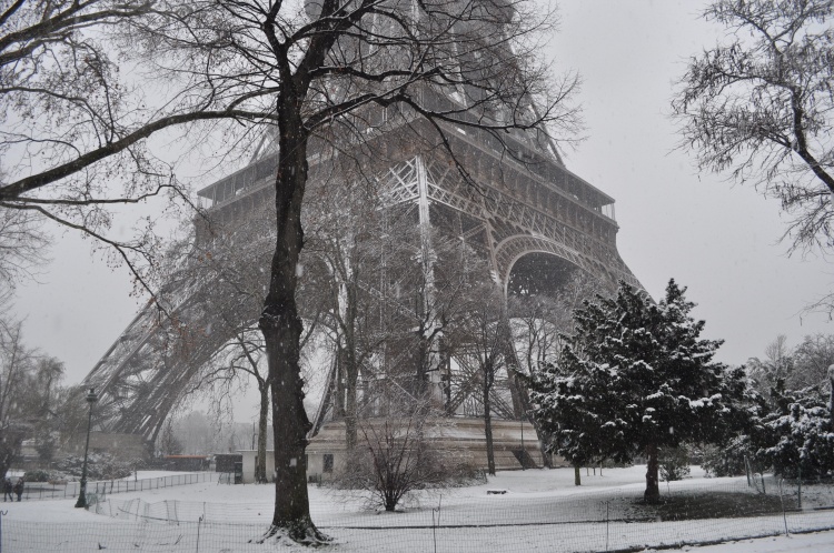 羽绒服moncler带你玩转别样冬日,moncler羽绒服经典款男穿搭