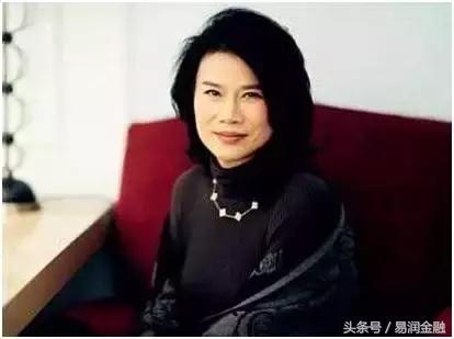 36岁丈夫牺牲带孩子在战火中流亡,她白手起家22岁当总裁身价达78亿