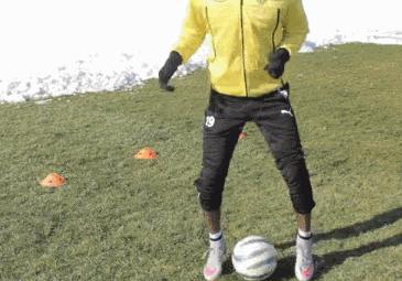 足球各种运球技巧,踢足球运球基础教学