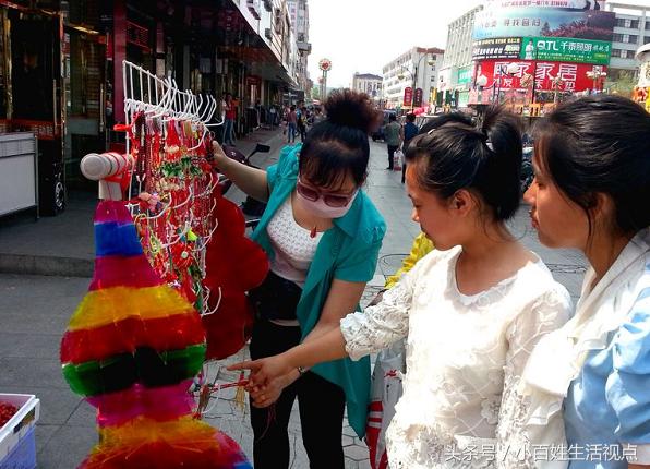 最传统的地摊生意,饰品地摊卖什么最吸引人