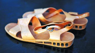 小时候穿过的鞋视频,小时候穿过的鞋子和衣服