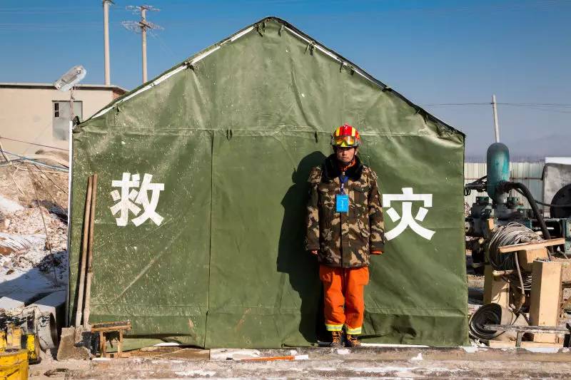 11名矿工平安升井图片,直击获救矿工升井画面