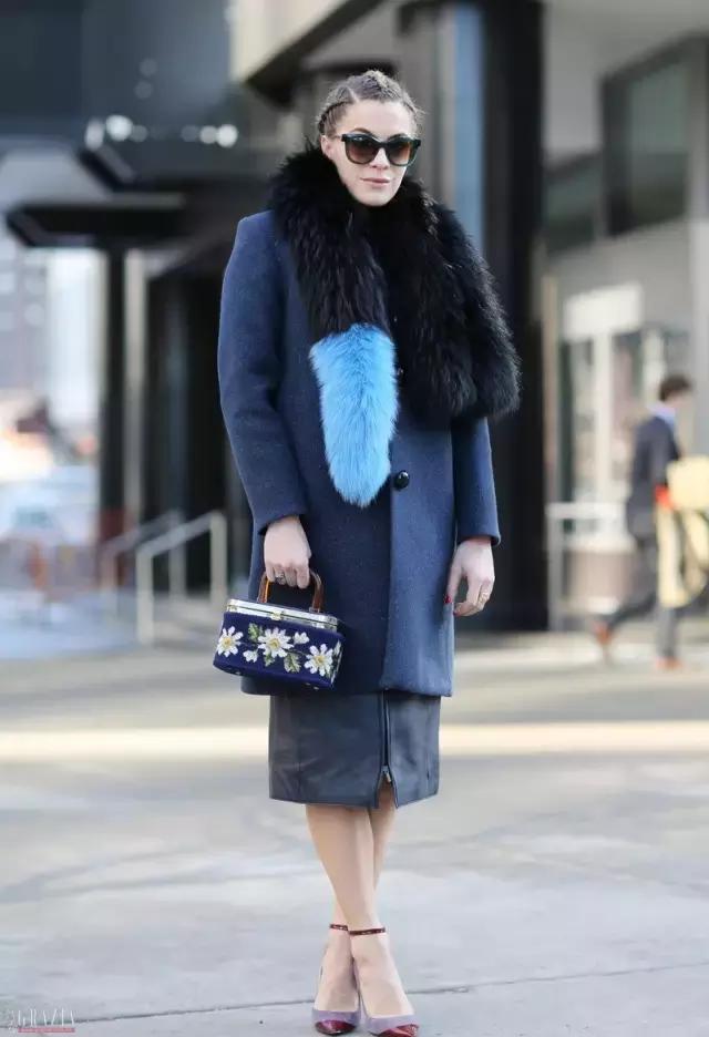 这天不冷不热，适合撩条毛披肩上！