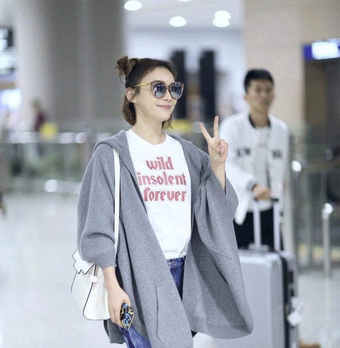 这条礼仪小姐的“迎宾带”,竟然被日日、袁姗姗……抢披上身!