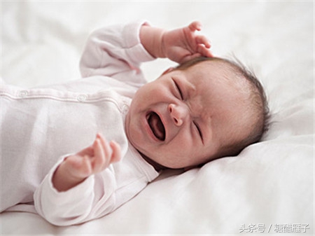 宝宝每晚睡觉哭得脸通红,婴儿哭到脸发紫没声了十几秒