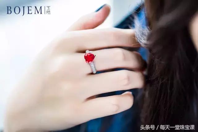 戒指戴在哪个手指上是有什么讲究,戒指戴在哪个手指头都有什么讲究