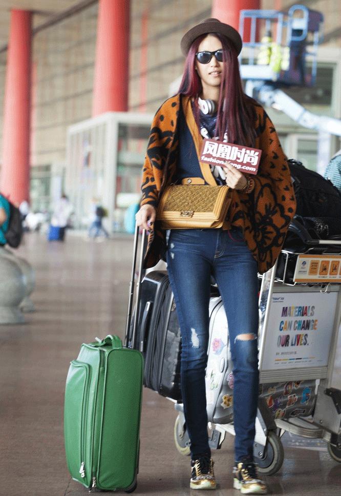 这条礼仪小姐的“迎宾带”，竟然被日日、袁姗姗……抢披上身！