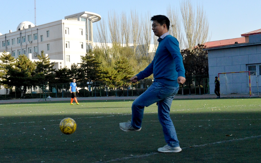 解放军走进校园,解放军进学校和小学生互动