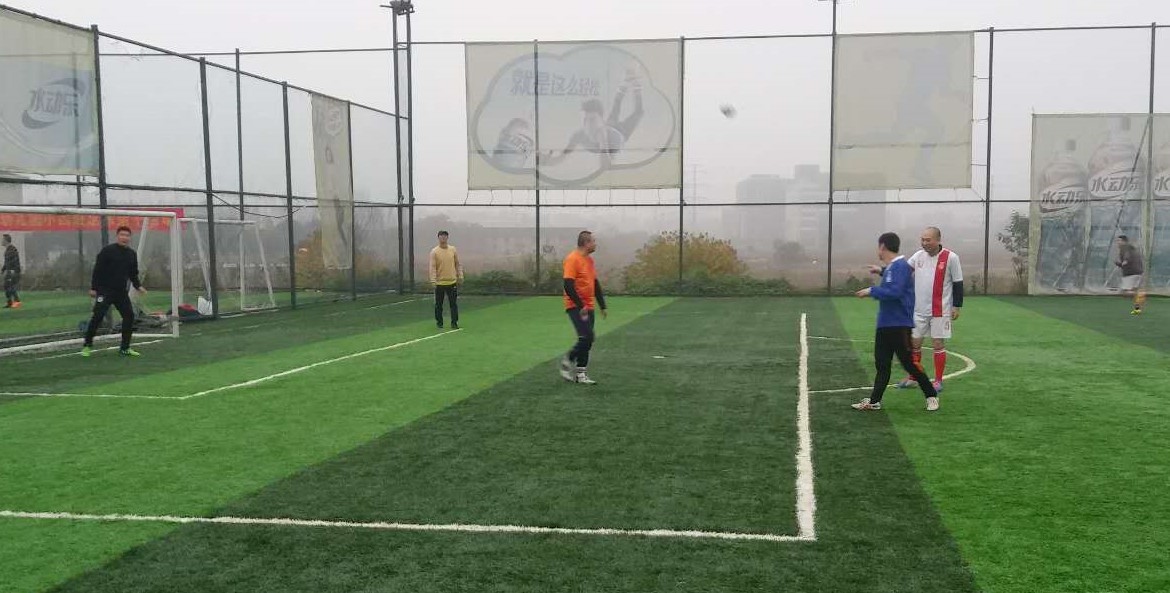 雨天踢球怎么过人,雨天踢球球滑