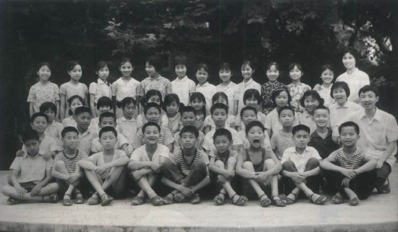 小时候穿过的鞋视频,小时候穿过的鞋子和衣服