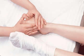 球员脚扭伤队医治愈,足球运动员脚踝扭伤