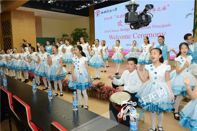 “洋校长”进课堂当“学生”大赞珊瑚实验小学课程“wonderful”