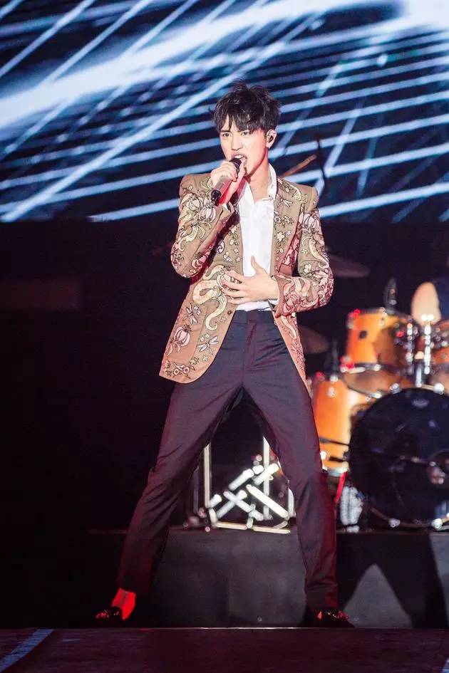 这个男人太神奇！会唱会跳有腹肌，还会边织毛衣边撒娇···