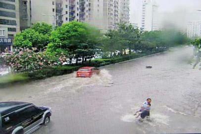 协警暴雨光脚指挥交通,女交警光脚踩水坑