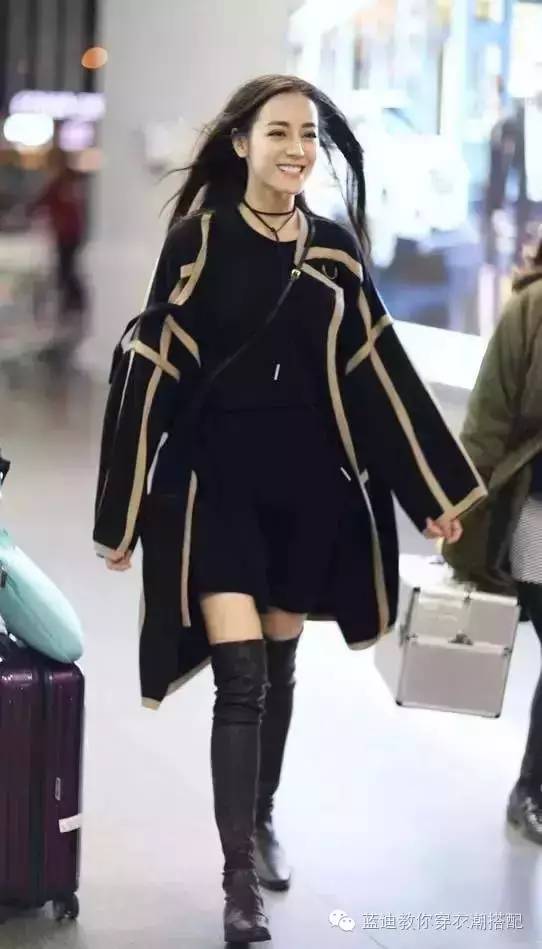 杨幂下衣消失搭配长筒靴,杨幂过膝靴里都穿了啥
