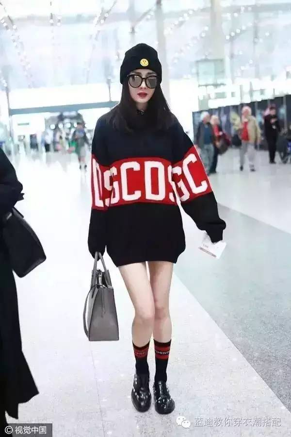 杨幂下衣消失搭配长筒靴,杨幂过膝靴里都穿了啥