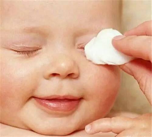 捏宝宝鼻子能捏出高鼻梁吗,宝宝老是擦鼻子擦眼睛