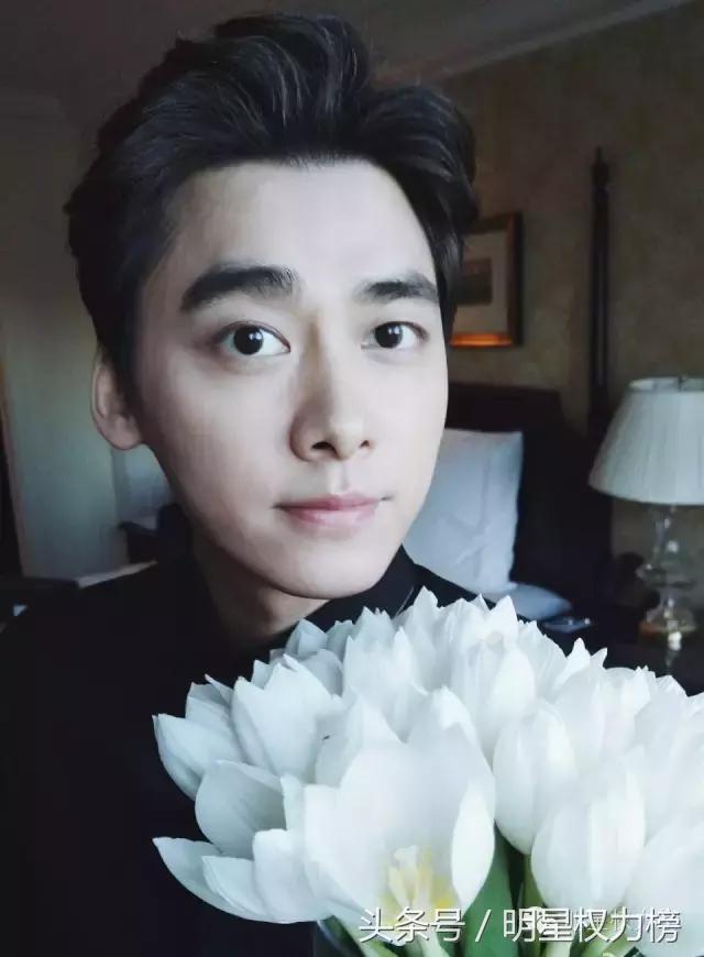 明星自拍除了卖萌还会搞怪！鹿晗TFBOYS教你自拍的正确姿势