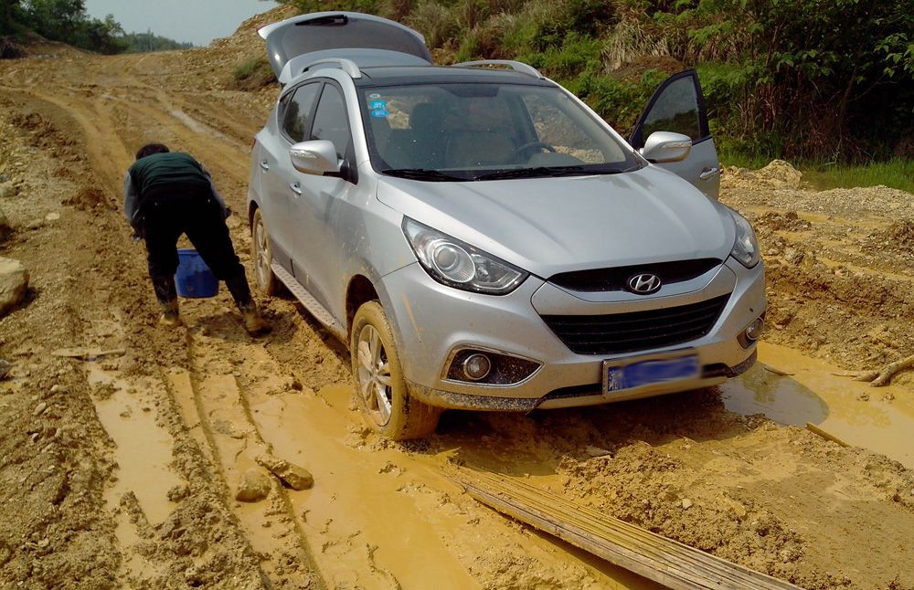 车陷进泥坑出不来怎么办,车子陷进泥里教你一招解决问题