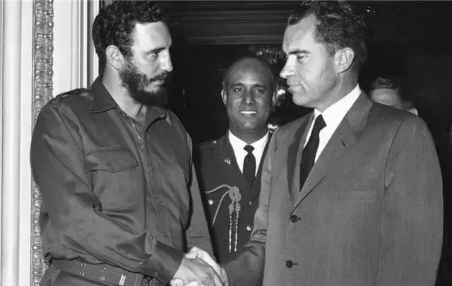 我哭豺狼笑的下句,我哭豺狼笑这句话出自哪里